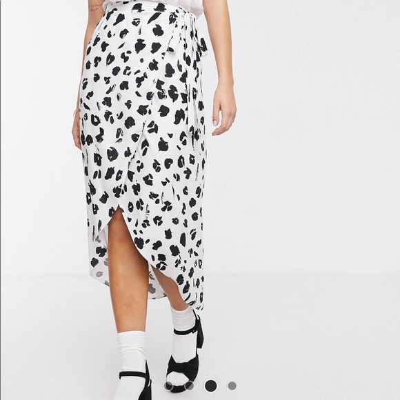 NEW WITH TAGS - ASOS DESIGN wrap midi skirt in white mono leopard - Picture 2 of 5